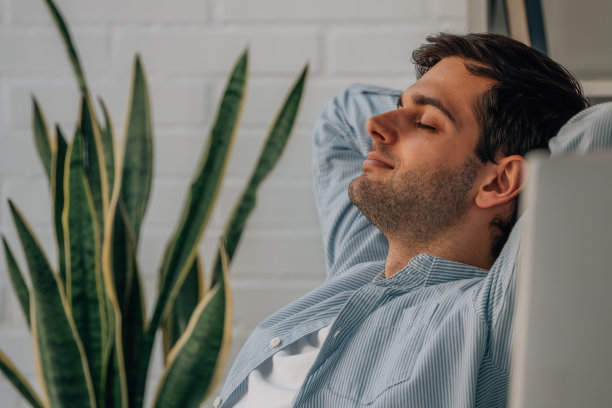 男人在家里放松休息图片下载