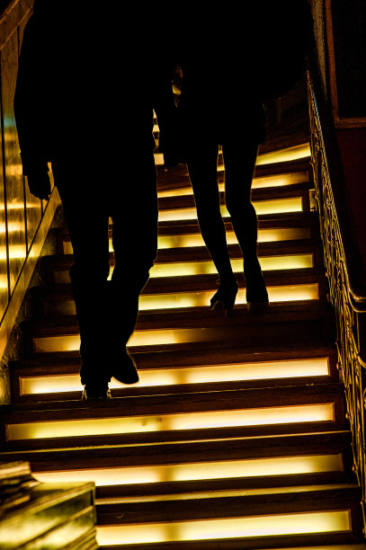 一对年轻夫妇走在灯火通明的台阶上图片下载