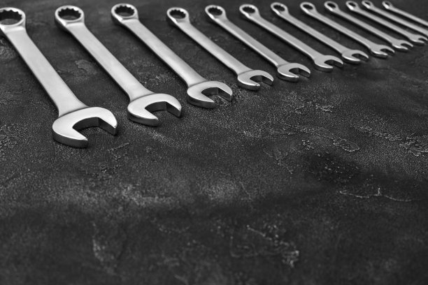 一套工作工具，不同尺寸的扳手在灰色的混凝土背景上图片下载