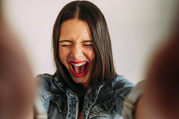 美女用智能手机拍照的特写，自拍。图片下载