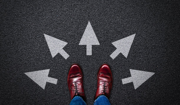 商人脚上有许多方向的箭头在柏油路上。选择，未来和商业决策的概念图片下载