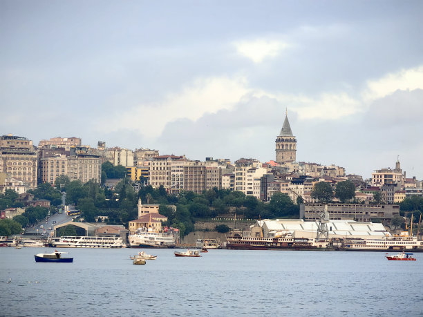 一些日落期间的İstanbul金角之旅。图片下载