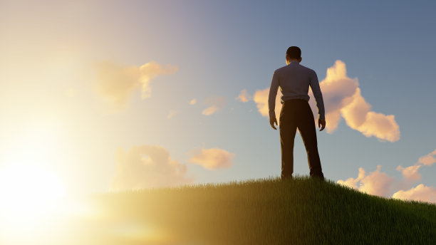 快乐的商人在户外的草山上图片下载