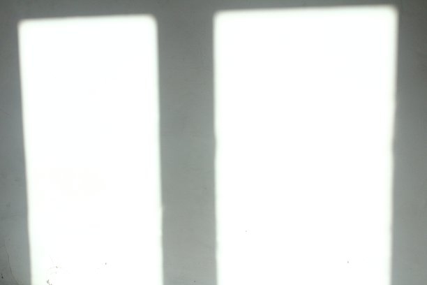 在白色的混凝土墙上留下阴影。空的白色墙面为背景图片下载