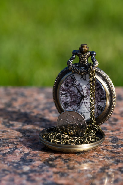 硬币与俄罗斯卢布符号和古董怀表图片下载