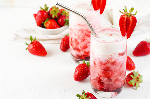 韩国草莓牛奶，草莓奶昔与泥新鲜浆果，清爽饮料在明亮的背景图片下载