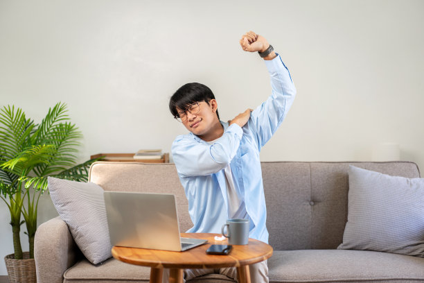 商务人士在休闲中坐在舒适的沙发上伸展图片下载