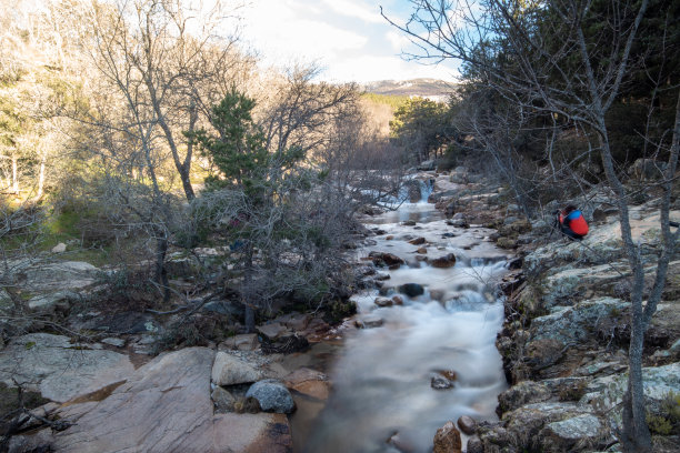 这张图片展示了拉佩德里扎河上的瀑布。水从岩石顶部倾泻而下，创造出运动和飞溅的美丽效果。图片下载