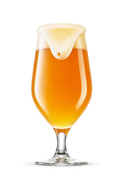 Pokal玻璃新鲜的黄色小麦未经过滤的啤酒与帽泡沫隔离在白色。满溢的。图片下载