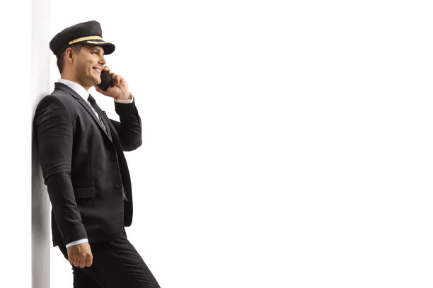 司机靠在墙上打电话图片下载