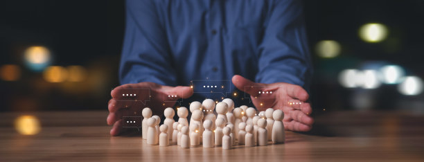 商人用复制空间用黄色背景上留言和聊天的语音泡泡保护木娃娃。社交媒体互动和聊天概念。图片下载