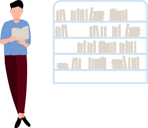 一个男孩拿着一本书站在书架旁边。图片下载