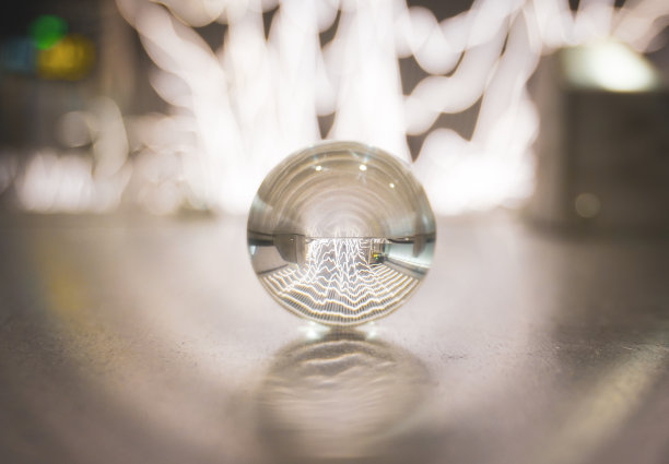 地铁站地板上一个小水晶球的特写图片下载