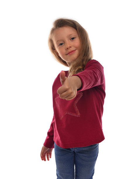 小女孩在白色背景上竖起大拇指。图片下载