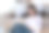 在线教育，电子学习。穿着时尚休闲服装的亚洲女性，用笔记本电脑学习，听在线课程，记笔记，在家在线学习图片下载