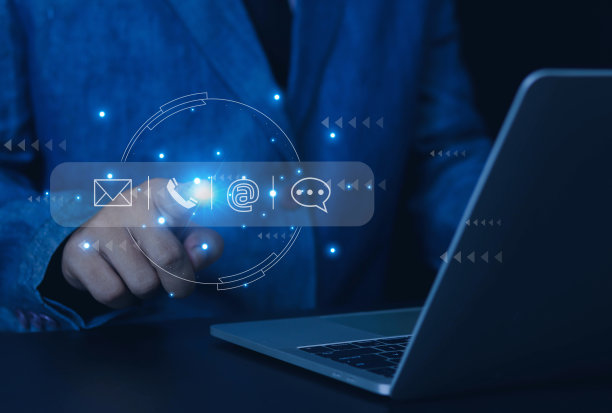 商人指向电子邮件，地址，实时聊天，无线网络在虚拟屏幕上。图片下载