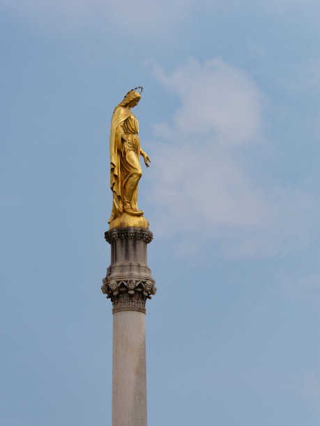 克罗地亚萨格勒布卡普托尔市萨格勒布大教堂前的天使柱上的圣母玛利亚的垂直照片图片下载