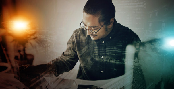 商人，办公室和晚上与覆盖，分析或研究网页设计，网站用户体验或写作。亚洲人，阅读和专注于3d全息视觉，用户界面或公司目标的想法图片下载