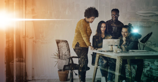 团队合作，覆盖和商务人员与笔记本电脑的规划，战略和头脑风暴的想法在办公室。协作，3d全息和工作人员在计算机上进行研究，网站和网络图片下载