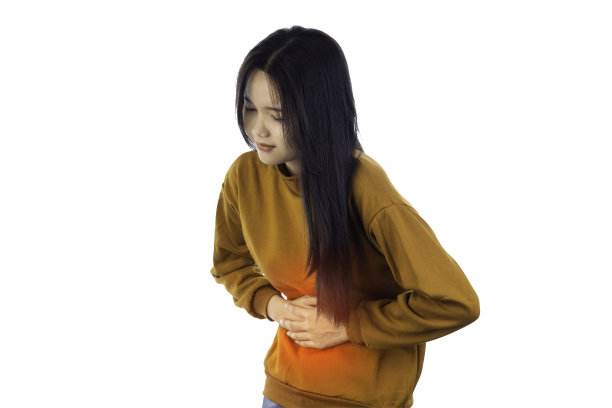 年轻的亚洲妇女胃痛孤立在白色背景与剪辑路径。图片下载