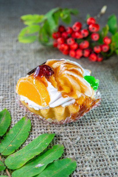 水果蛋糕。甜点馅饼，奶油和水果填充甜焦糖。图片下载