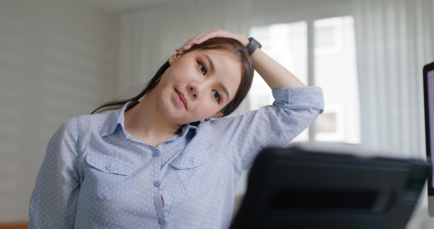 亚洲人年轻女性工人在家工作视频通话远程医疗在线诊所应用程序为劳动力护理见面聊天或远程咨询医生远程建议教放松僵硬的脖子或手腕疼痛。图片下载