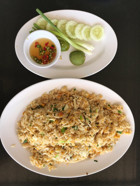 一大盘蟹炒饭的俯视图，很多人都可以吃，这是另一种受欢迎的菜。图片下载