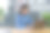 一个快乐的年轻亚洲女性的肖像，在家里用耳机和笔记本电脑听音乐。图片下载