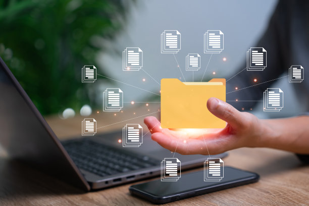 拥有文档管理系统(DMS)自动化流程的商务女性在线文档存储安全女性在虚拟屏幕上手持文件夹在线搜索和管理文件图片下载