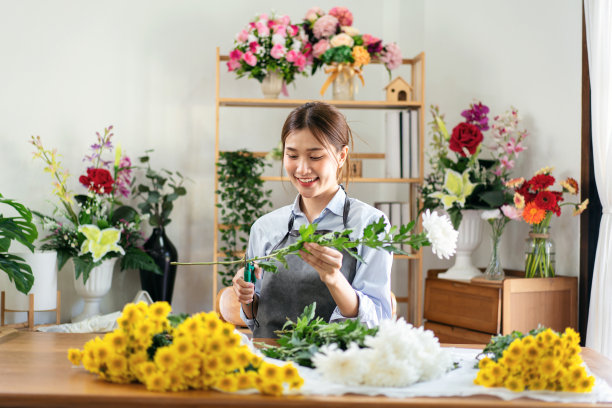 女花匠在围裙里用剪刀准备和剪花图片下载