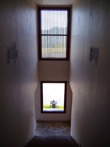 从下层走廊到上层的楼梯图片下载