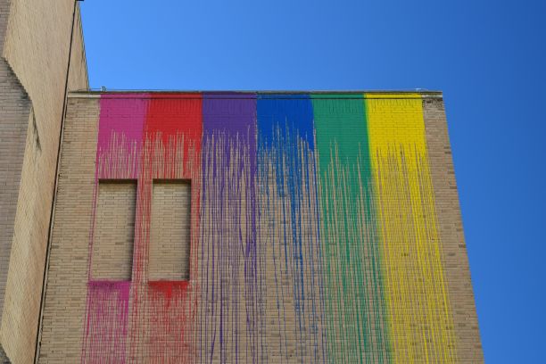 一个非常大的建筑，上面画着五颜六色的彩虹图片下载