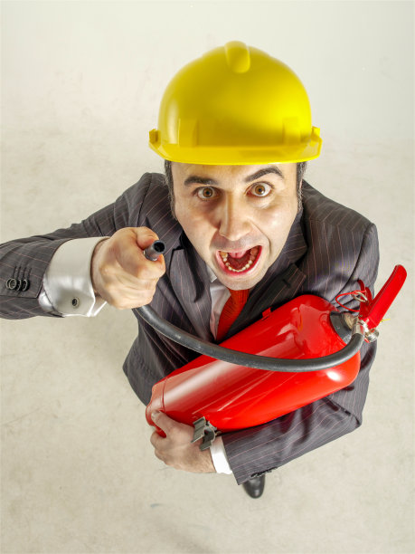 疯狂的建筑师拿着灭火器图片下载