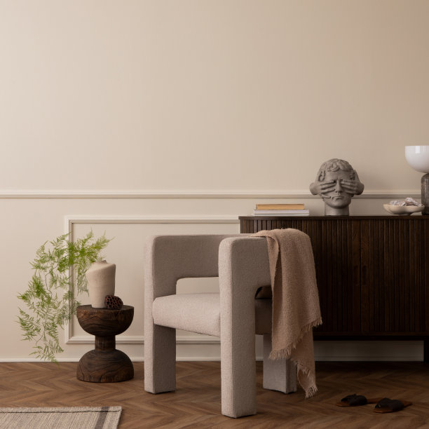 客厅内部的创意组合，木制餐具柜，时尚扶手椅，绿叶花瓶，灰泥墙，格纹，雕塑，灯和个人配件。家居装饰。模板。图片下载