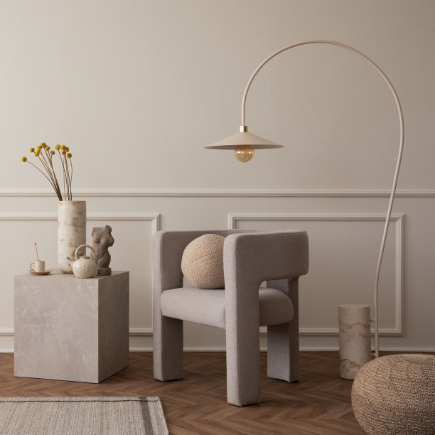 客厅内部的创意构图与复制空间，现代扶手椅，圆枕头，灯，大理石咖啡桌，灰色地毯，花瓶与干花和个人配件。家居装饰。模板图片下载