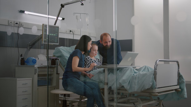 家人在医院病房里和生病的女儿坐在一起接受疾病检查图片下载