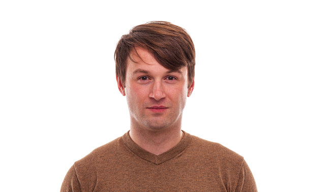 一个男人在白色背景上的肖像。图片下载