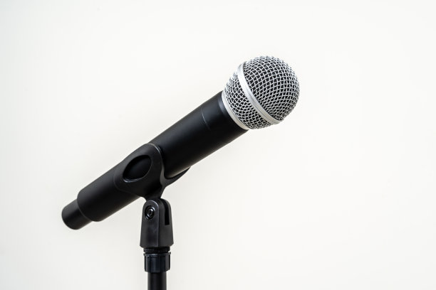 麦克风与站在孤立的白色背景的歌手和扬声器。无线麦克风。高品质动态麦克风图片下载