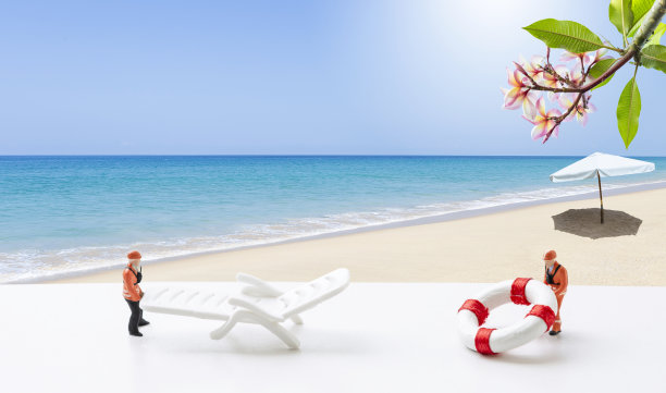 迷你工人移动沙滩椅和救生衣在热带海滩背景图片下载