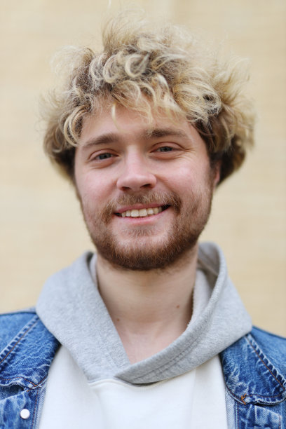 一个留着大胡子的卷发男人的画像。图片下载