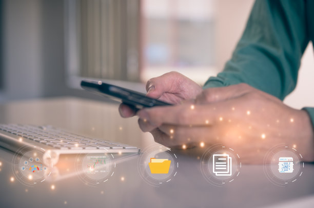 男人在家里使用智能手机，远程工作与在线平台应用程序，文档，头脑风暴与在线研究的创意项目。业务分析，营销，财务和数据见解图片下载