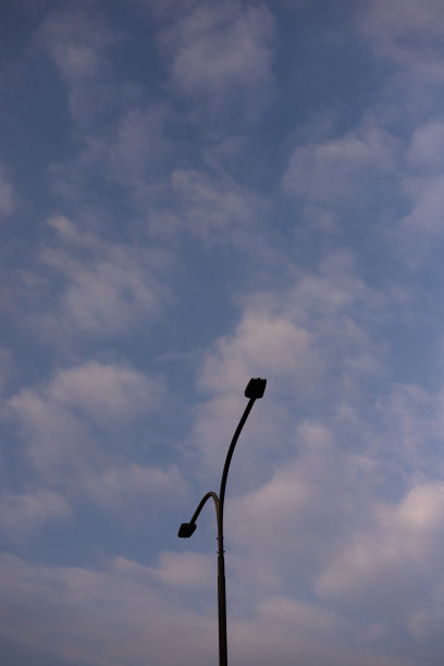 美学的灯与云图片下载