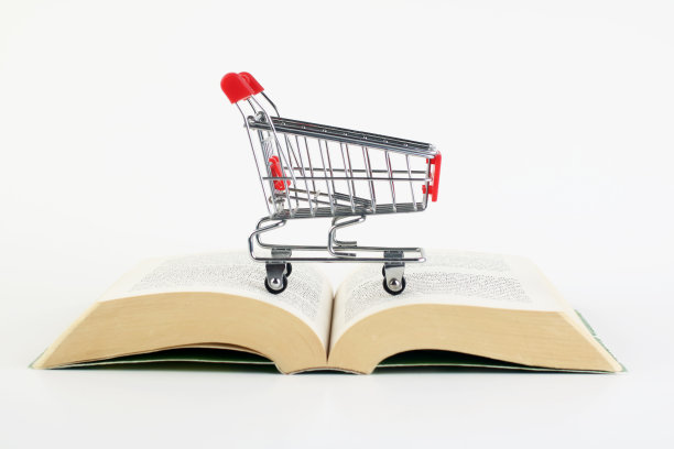 购物车放在一本打开的书上图片下载