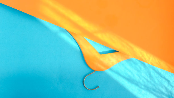 浅色背景上的空木制衣架图片下载