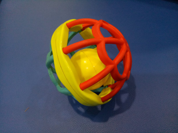 带有彩色塑料辐条的球玩具，为婴儿设计的声音很大图片下载