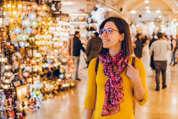 在伊斯坦布尔的大巴扎，一名年轻女子正在观看土耳其灯图片下载