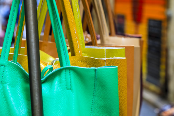 市场摊位上出售的手袋碎片图片下载