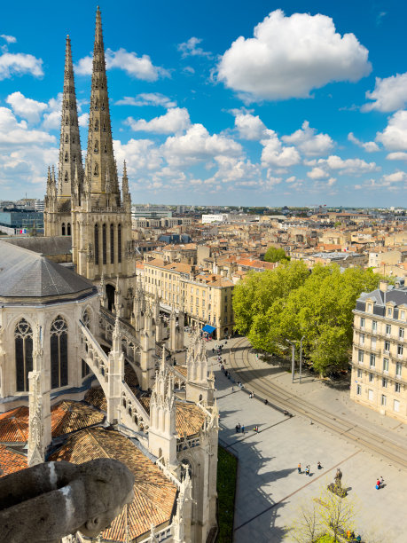 在法国一个阳光明媚的日子里，从空中俯瞰波尔多老城的城市景观和圣安德鲁大教堂。高质量摄影图片下载