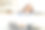 不健康的白头发老人，坐在厨房的桌子上，拿着笔记本电脑，感觉劳累过度，疲倦，脖子痛，按摩脖子，悲伤地看着镜头，做着鬼脸图片下载