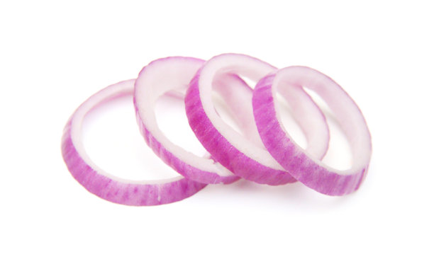 白色背景上的红洋葱圈图片下载